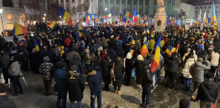 Protestatari în Piața Universității
