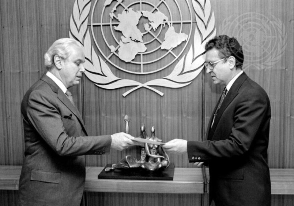 Aurel Dragoș Munteanu (stânga), își prezintă scrisorile de acreditare secretarului general Javier Perez de Cuellar (dreapta). 16 aprilie 1990