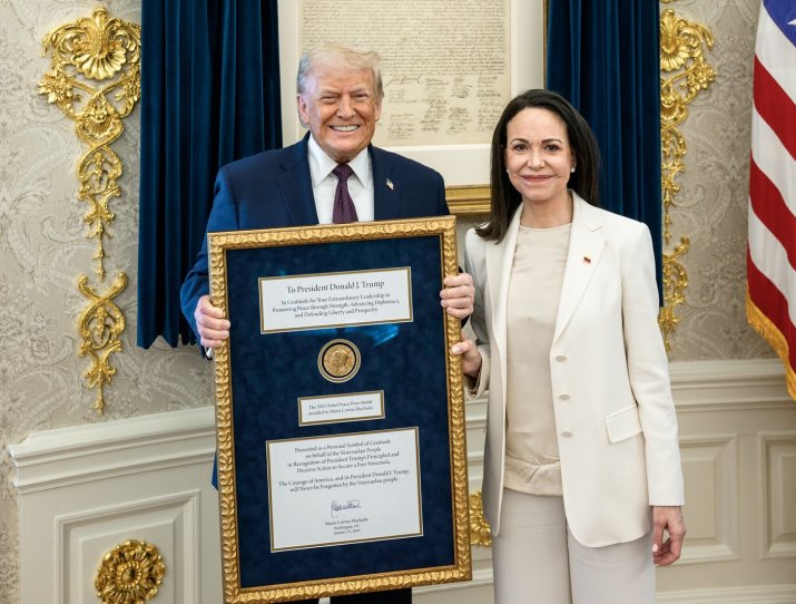 Donald Trump, în timp ce ține medalia Nobelului pentru Pace, alături de María Corina Machado