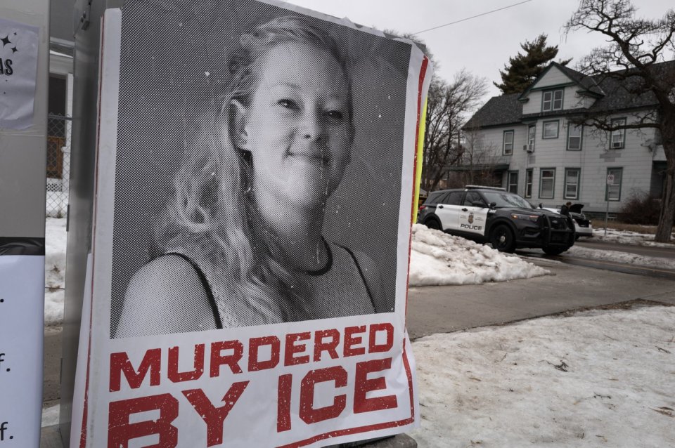 Poster amplasat de către protestatari pe stradă, în apropierea locului în care a fost ucisă Renee Good