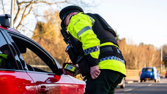 Caporal prins drogat la volan după un grătar cu prietenii. Polițiștii l-au oprit în trafic și au rămas surprinși