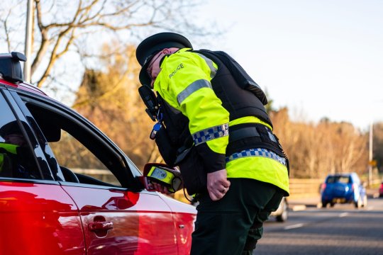 Caporal prins drogat la volan după un grătar cu prietenii. Polițiștii l-au oprit în trafic și au rămas surprinși