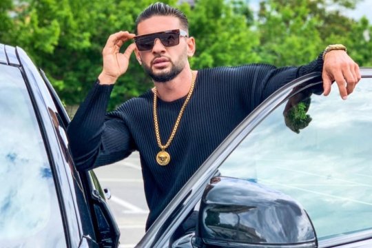 UPDATE | Vloggerul Dorian Popa, judecat pentru că a condus drogat, a mers la Curtea de Apel București înconjurat de bodyguarzi