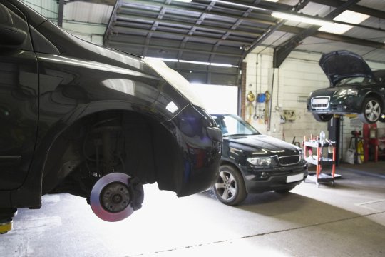 Zeci de companii amendate de Consiliul Concurenței pentru înțelegeri de tip cartel între service-uri auto și două firme de asigurări