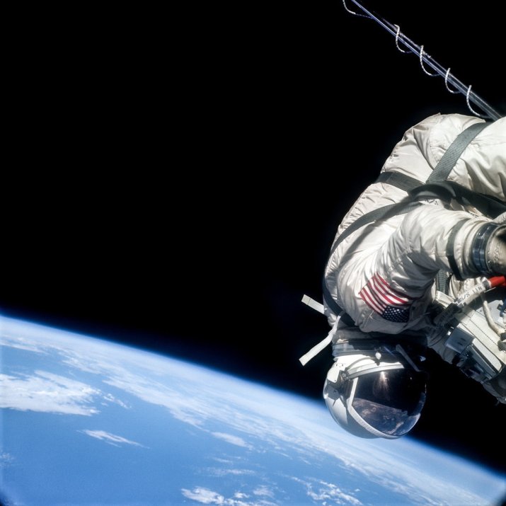 Buzz Aldrin, în timpul unei ieșiri în afara navei