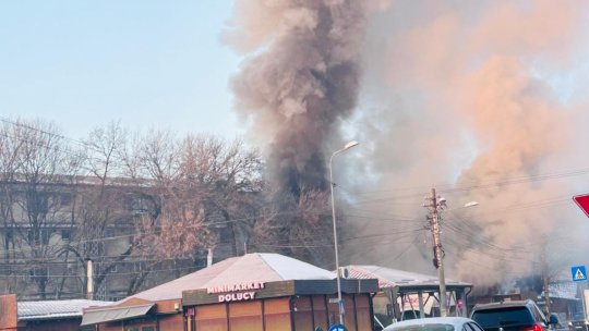 BREAKING | Arde o piață din Craiova. Pompierii fac tot posibilul pentru a stinge flăcările