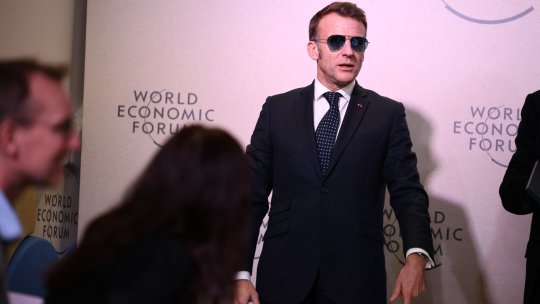 Trump ironizează apariția lui Macron cu ochelari de soare pe scena de la Davos. ”Ce naiba s-a întâmplat?”
