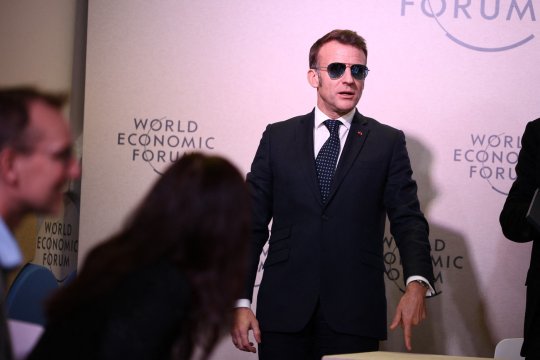 Trump ironizează apariția lui Macron cu ochelari de soare pe scena de la Davos. ”Ce naiba s-a întâmplat?”