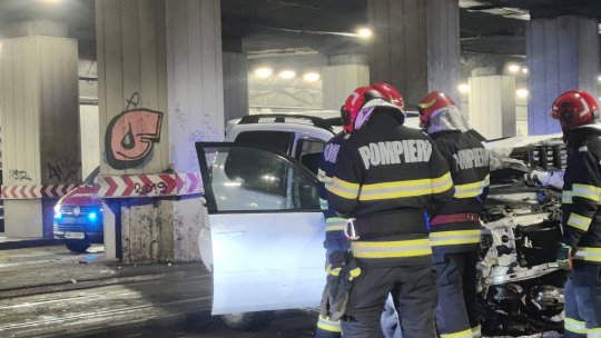 Autoturism proiectat pe șinele de tramvai în Pasajul Victoria. Linia 1 a fost oprită temporar