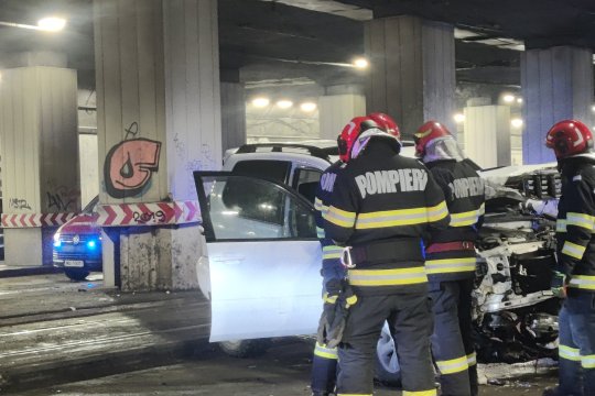 Autoturism proiectat pe șinele de tramvai în Pasajul Victoria. Linia 1 a fost oprită temporar