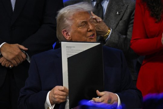 Donald Trump a apărut cu o vânătaie pe mâna stângă, la Davos, în timpul ceremoniei de semnare pentru Consiliul de Pace. Explicația președintelui SUA: ”Sunt bine”