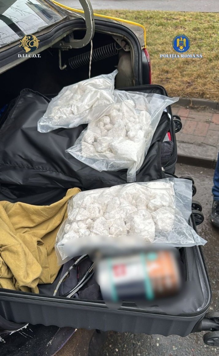 Trolerele cetățeanului olandez prins în flagrant, în portbagajul unui taxi