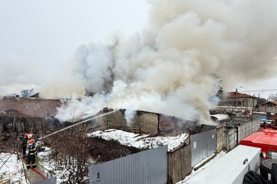 Incendiu violent într-o zonă rezidențială din București. Pompierii au intervenit cu nouă autospeciale