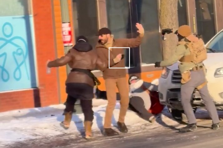 Alex Pretti se poate observa filmând, în timp ce un agent ICE folosește sprayul cu piper asupra sa.