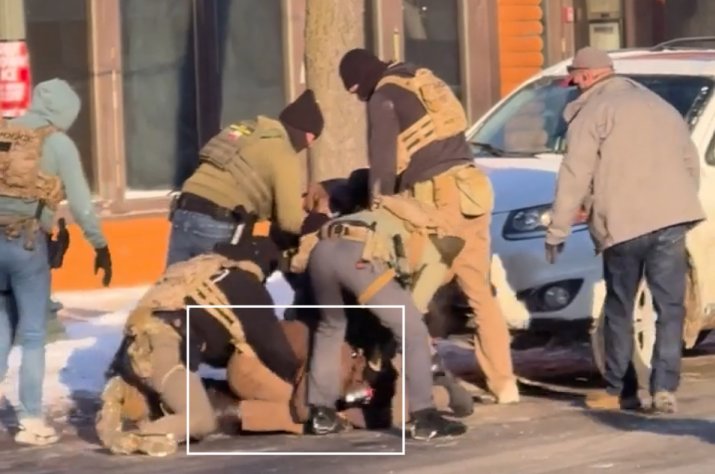 Bărbatul este pus la pământ de mai mulți agenți federali, care îl trântesc și îl lovesc în mod repetat