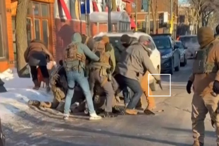 Se poate vedea cum agentul ICE, îmbrăcat în gri, îi ia arma lui Alex Pretti și pleacă cu ea, înainte ca agenții să deschidă primele focuri.