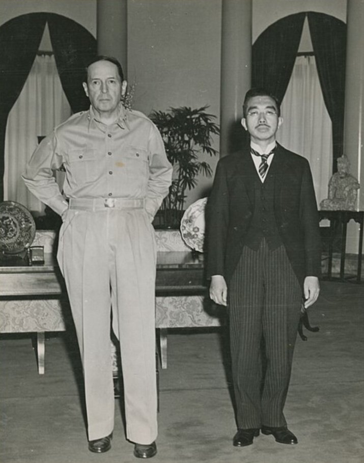 Generalul american Douglas MacArthur stă lângă împăratul japonez Hirohito la ambasada SUA din Tokyo