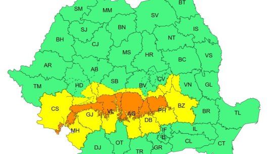 Cod portocaliu de ploaie și lapoviță, luni și marți, în șase județe. La munte, strat de zăpadă de până la 40 cm și rafale de peste 100 km/h