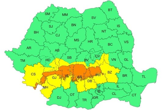 Cod portocaliu de ploaie și lapoviță, luni și marți, în șase județe. La munte, strat de zăpadă de până la 40 cm și rafale de peste 100 km/h