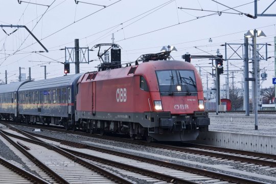 Noapte de coșmar la St. Valentin. Român reținut după ce a vandalizat un tren și a atacat polițiștii