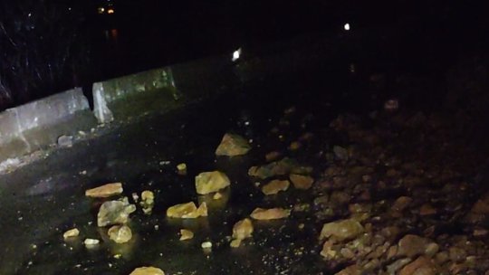 Avertisment pentru șoferi! Bolovani și pietre au căzut pe DN 57 Clisura Dunării și există risc să se desprindă blocuri de stângă pe mai multe drumuri de munte