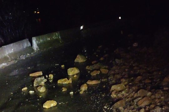 Avertisment pentru șoferi! Bolovani și pietre au căzut pe DN 57 Clisura Dunării și există risc să se desprindă blocuri de stângă pe mai multe drumuri de munte