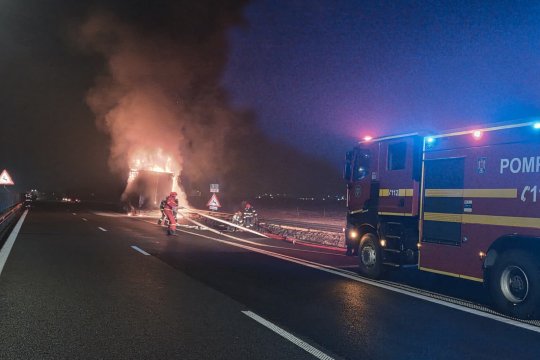 Un camion a ars ca o torță pe autostradă