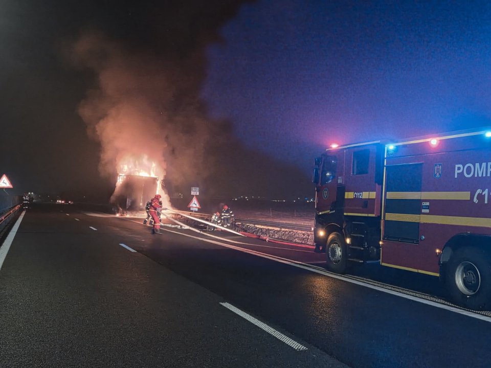 Un camion a luat foc pe autostrada A10