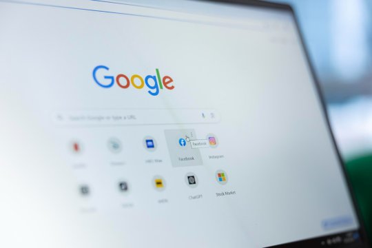 Google acceptă un acord de 68 de milioane de dolari într-un proces privind confidențialitatea. Asistentul vocal se află în centrul acuzațiilor