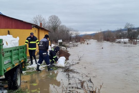 Alertă hidrologică în Dolj. Pompierii au intervenit pentru salvarea unor persoane luate de ape