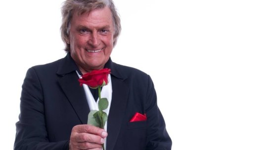 Aplauze în picioare pentru Florin Piersic, la 90 de ani. Maestrul a citit diploma primită de la Ministerul Culturii chiar pe scenă