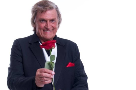 Aplauze în picioare pentru Florin Piersic, la 90 de ani. Maestrul a citit diploma primită de la Ministerul Culturii chiar pe scenă