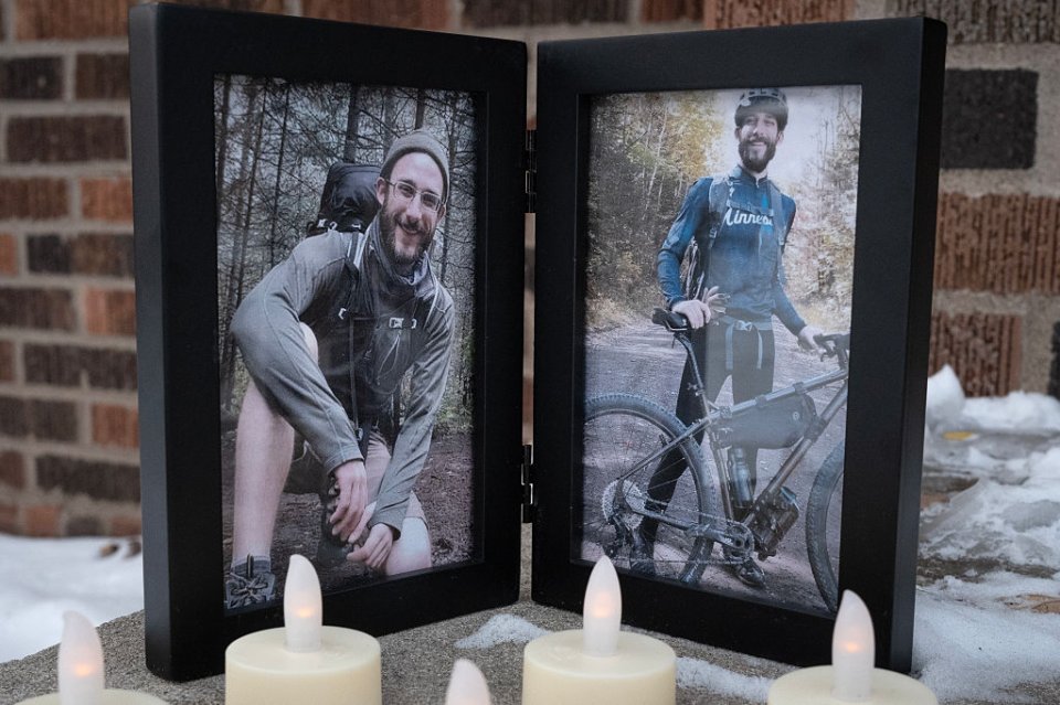 Fotografii cu Alex Pretti în fața casei sale pe 26 ianuarie 2026 în Minneapolis, Minnesota