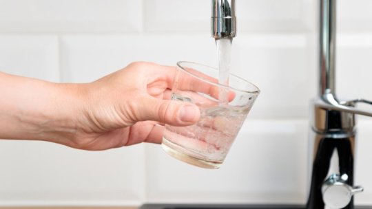 O bacterie periculoasă care produce toxiinfecție alimentară a fost descoperită în apa de la robinet în Curtea de Argeș. ”Zeci de mii de oameni lăsați luni întregi fără apă potabilă”