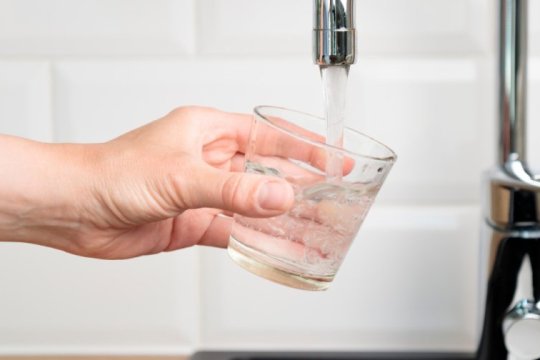 O bacterie periculoasă care produce toxiinfecție alimentară a fost descoperită în apa de la robinet în Curtea de Argeș. ”Zeci de mii de oameni lăsați luni întregi fără apă potabilă”