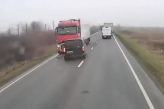 Răsturnare de situație în ancheta accidentului din Timiș: microbuzul suporterilor PAOK nu avea sistem ”lane assist”