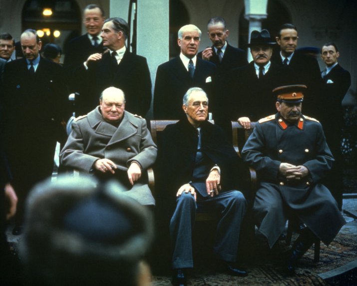 Winston Churchill, Franklin D. Roosevelt și Iosef Stalin la Conferința de la Yalta, februarie 1945
