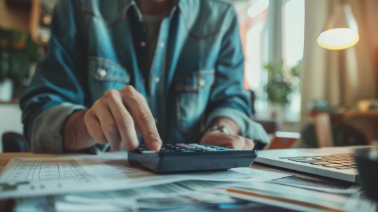 Românii descoperă cât mai plătesc statului în 2026. Majorările de taxe sunt mai mari decât anul trecut