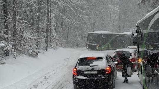 Probleme mari pe drumul spre Poiana Brașov. Un autobuz cu pasageri a rămas blocat în zăpadă