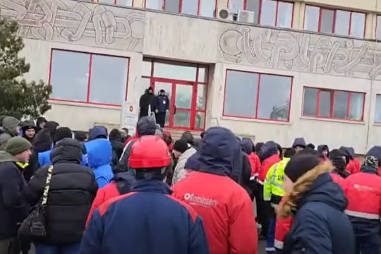 Protest la Rafinăria Petromidia. Sute de angajați au refuzat să intre la muncă, după amânarea discuțiilor privind creșterile salariale