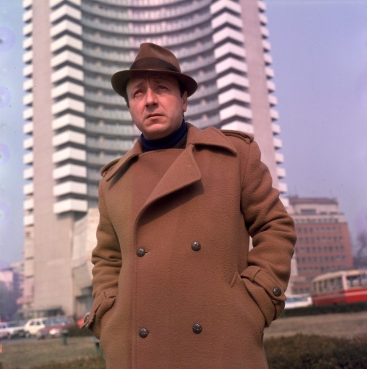 Marin Moraru, în fața Teatrului Național București