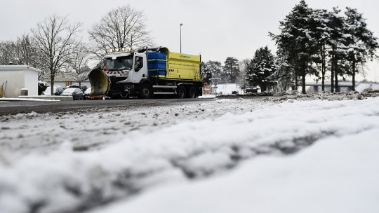 Europa, paralizată de iarnă: sute de zboruri și trenuri anulate, școli închise și viscol de până la 120 km/h