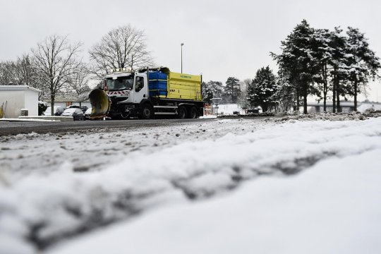 Europa, paralizată de iarnă: sute de zboruri și trenuri anulate, școli închise și viscol de până la 120 km/h