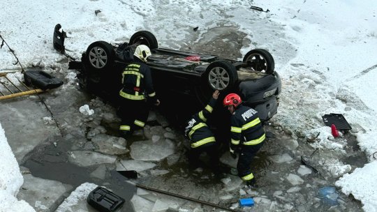 Accident grav în Vatra Dornei, după ce o mașină a căzut în râul Bistrița. Patru copii și doi adulți au fost duși la spital