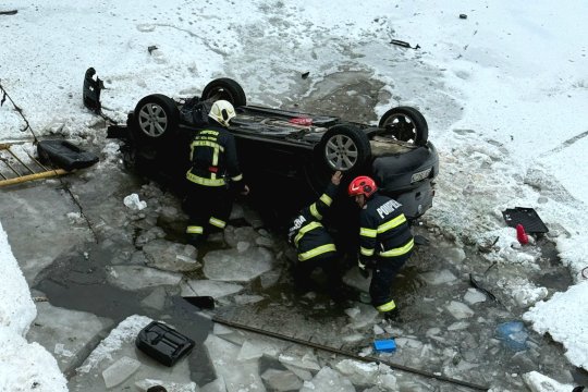 Accident grav în Vatra Dornei, după ce o mașină a căzut în râul Bistrița. Patru copii și doi adulți au fost duși la spital