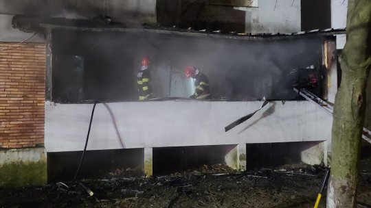 Incendiu într-un apartament din Bacău. Trei persoane, printre care și un copil, au fost scoase din casă cu aparate de respirat