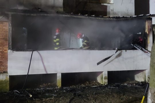 Incendiu într-un apartament din Bacău. Trei persoane, printre care și un copil, au fost scoase din casă cu aparate de respirat