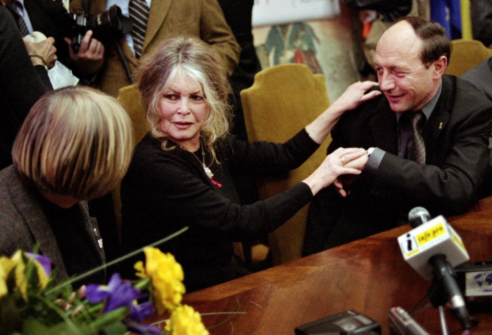 Brigitte Bardot alături de Traian Băsescu, în cadrul unei vizite în România în anul 2001