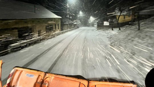 Restricții de circulație pe mai multe drumuri, din cauza ninsorii