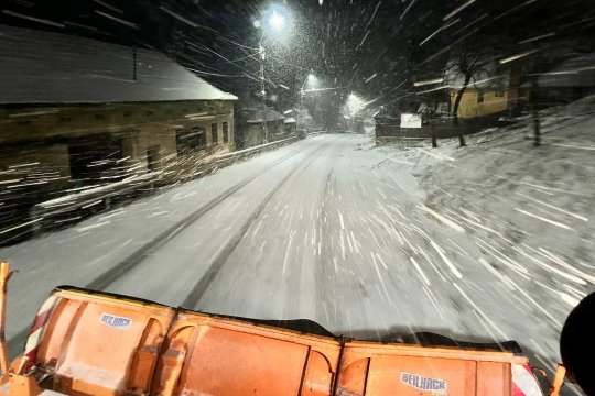 Restricții de circulație pe mai multe drumuri, din cauza ninsorii